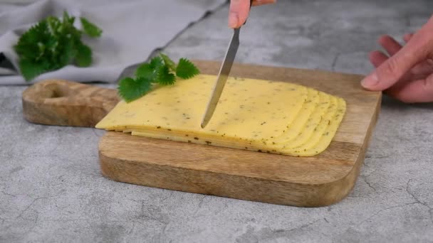 Queijo Polvilhado Queijo Numa Tábua Madeira Urtiga Womans Mão Corta — Vídeo de Stock