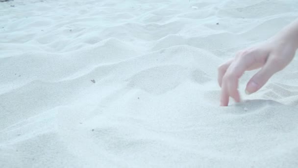 Palce Kobiecej Dłoni Chodzą Piasku Plaży Sezon Wakacyjny Wysokiej Jakości — Wideo stockowe