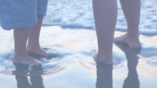 Дитячі Ноги Йдуть Уздовж Узбережжя Високоякісні Кадри — стокове відео