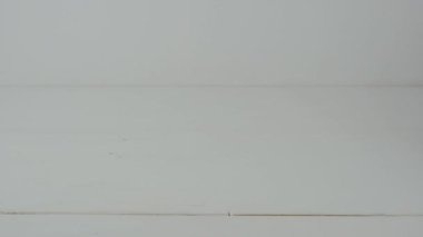 Bir kadının eli masaya mikro yeşil bir tabak koyar. Yüksek kaliteli FullHD görüntüler
