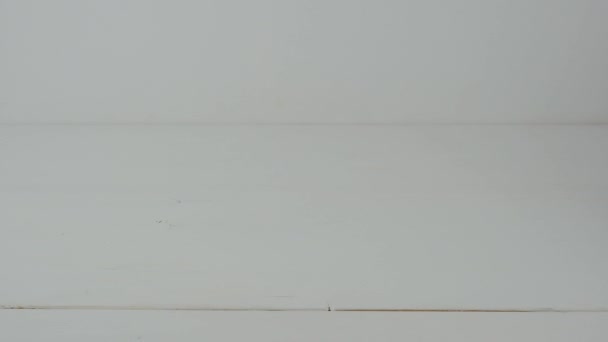 Жіноча Рука Кладе Стіл Тарілку Мікро Зеленим Кольором Високоякісні Fullhd — стокове відео