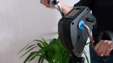 Felç geçirdikten sonra el rehabilitasyonu. Dişi eller el bisikleti çevirir