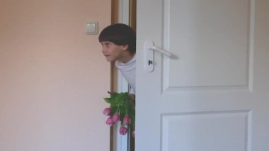 Çiçekli çocuk annesini tebrik ediyor. Anneler Günü Yüksek Kaliteli FullHD görüntüleri