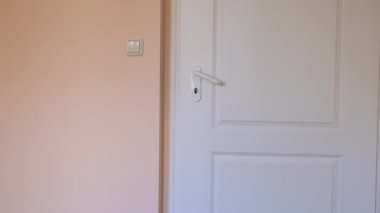 Çiçekli çocuk annesini tebrik ediyor. Anneler Günü Yüksek Kaliteli FullHD görüntüleri