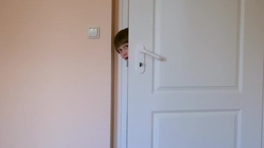 Çiçekli çocuk annesini tebrik ediyor. Anneler Günü Yüksek Kaliteli FullHD görüntüleri