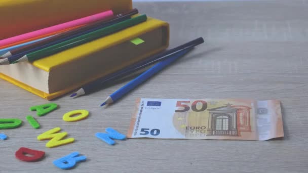 Középiskolai Költségek Koncepció Iskolai Felszerelésekbe Való Befektetés Euró Kiváló Minőségű — Stock videók