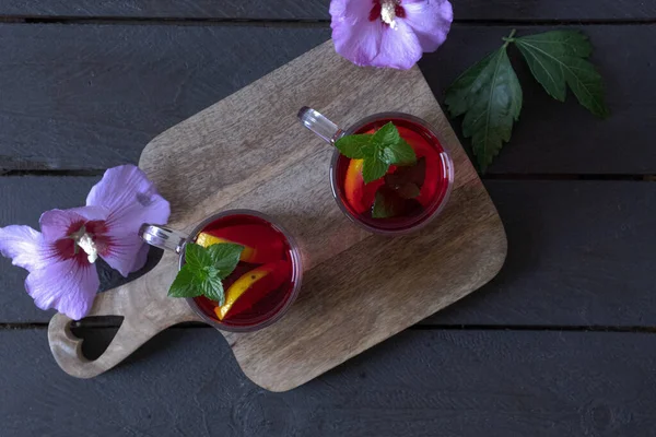 Tahta bir masada cam bardakta Red Hot Hibiscus çayı. Yüksek kalite fotoğraf