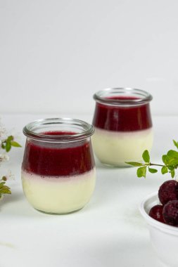 Sütlü vişneli panna cotta, dikey fotoğraf. Yüksek kalite fotoğraf