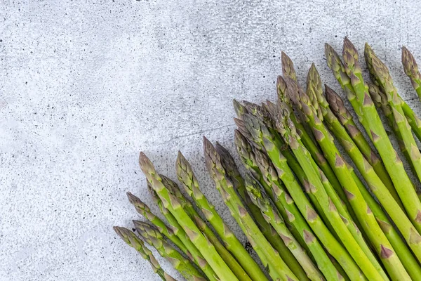 Gri arka planda kuşkonmaz, üst manzara. Yüksek kalite fotoğraf