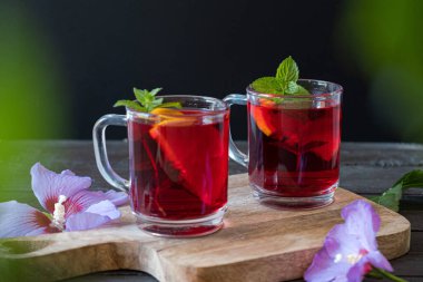 Tahta bir masada cam bardakta Red Hot Hibiscus çayı. Yüksek kalite fotoğraf