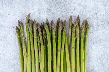 Gri arka planda kuşkonmaz, üst manzara. Yüksek kalite fotoğraf