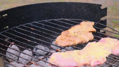 Yanan ateşte çiğ et kızartmak, pişmiş bifteği ızgarada pişirmek için maşa kullanmak. - Evet. Yüksek kaliteli FullHD görüntüler