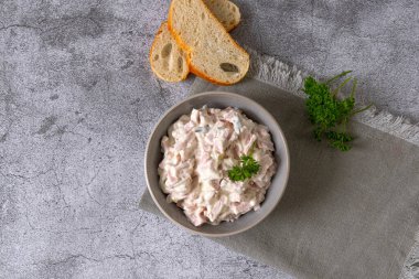 Salatalık turşulu geleneksel Alman et salatası. Yüksek kalite fotoğraf