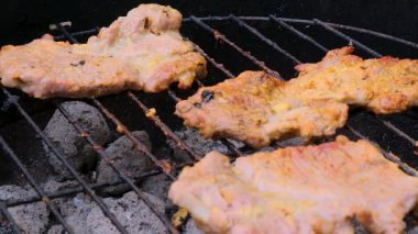 Izgara domuz bifteği. Barbeküde pişen lezzetli etli biftekler. - Evet. Yüksek kaliteli FullHD görüntüler