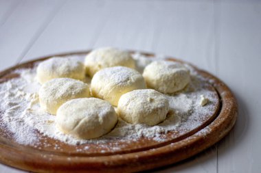 Çiğ süzme peynirli krep. Ukrayna usulü süzme peynir tabağı.