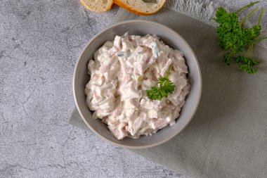 Salatalık turşulu geleneksel Alman et salatası. Yüksek kalite fotoğraf