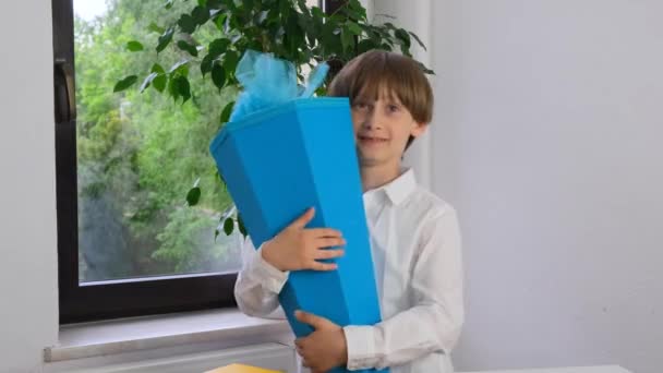 Okul Gününde Geleneksel Alman Şeker Külahını Tutan Mutlu Çocuk Evet — Stok video