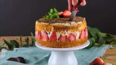 İnanılmaz güzel el yapımı ev yapımı çilekli pasta dönüşümlü. Lezzetli, taze, iştah açıcı tatlı, nane şekeriyle yakın plan..