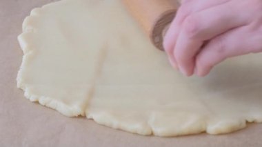  Kadın hamuru masaya yuvarlıyor. Yüksek kaliteli FullHD görüntüler