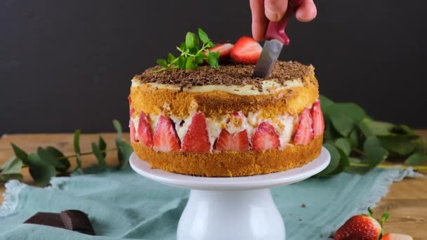 漂亮的手装饰精美的自制草莓蛋糕旋转 开胃的甜点特写 配上薄荷片 — 图库视频影像