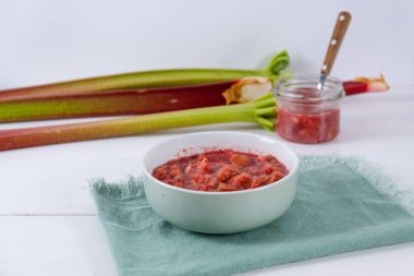 Beyaz arka planda ev yapımı ravent reçeli. Yüksek kalite fotoğraf