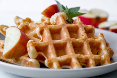 Tabakta elmalı waffle. Yüksek kalite fotoğraf