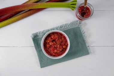 Beyaz arka planda ev yapımı ravent reçeli. Yüksek kalite fotoğraf