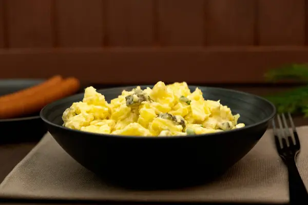 Patates salatası. Almanya 'da geleneksel patates salatası. Noel, akşam yemeği. Yüksek kaliteli FullHD görüntüler