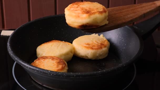 Cozinheiro Vira Cheesecakes Que São Fritos Uma Frigideira Mãos Mulheres — Vídeo de Stock