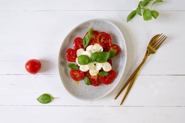 Domatesli salata, mozzarella ve fesleğen, üst manzara. Yüksek kalite fotoğraf