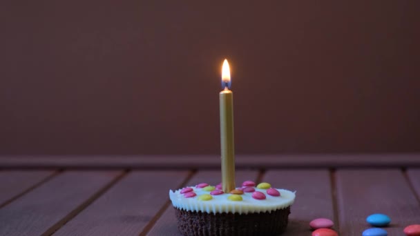 Concetto Auguri Compleanno Spegni Una Candela Muffin Cupcake Sfondo Blu — Video Stock