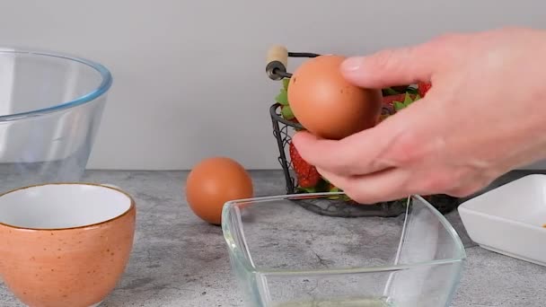 Şef Kasede Yumurta Kırıyor Yüksek Kaliteli Fullhd Görüntüler — Stok video