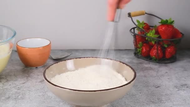 반죽을 준비하는 그릇에 밀가루 고품질 Fullhd — 비디오