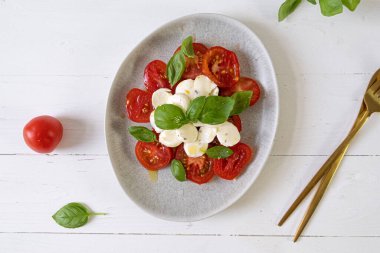 Domatesli salata, mozzarella ve fesleğen, üst manzara. Yüksek kalite fotoğraf