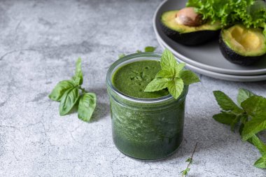 İçeceklerle karıştırılmış yeşil smoothie. Sağlıklı meyve püresi. Yüksek kalite fotoğraf
