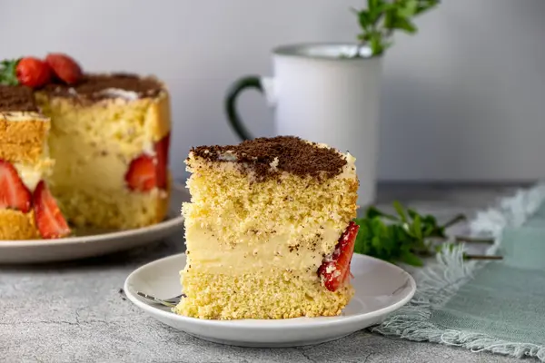 Fransız Fraisier Pastası. İki kat Genoise Süngeri, Diplomat Kremi, Çilek Reçeli ve Taze Çilek ile yapılmış meyveli kek. Yüksek kalite fotoğraf