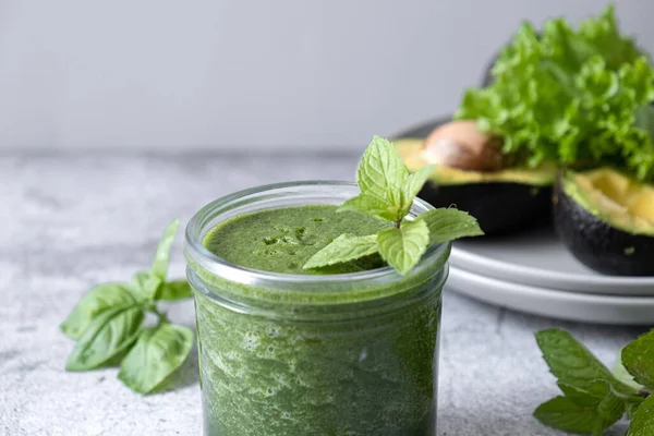 İçeceklerle karıştırılmış yeşil smoothie. Sağlıklı meyve püresi. Yüksek kalite fotoğraf