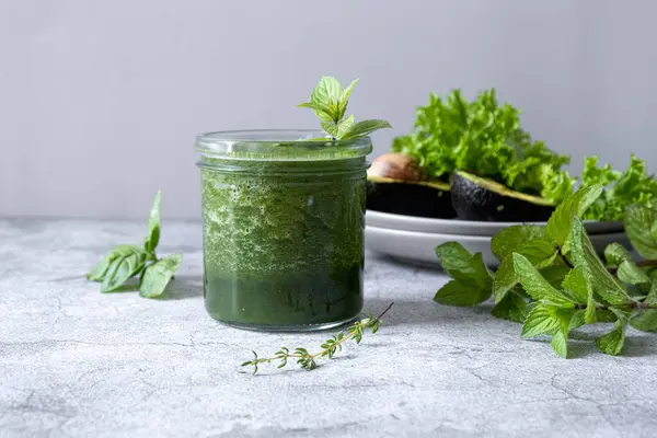 İçeceklerle karıştırılmış yeşil smoothie. Sağlıklı meyve püresi. Yüksek kalite fotoğraf