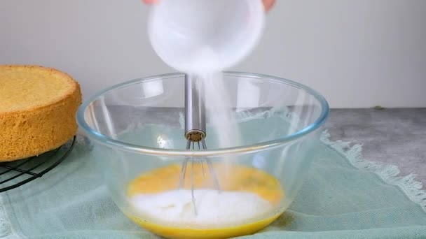 Fırçayla Yumurta Çırpmak Mutfağında Yemek Pişirmek Yumurtalar Titriyor Yüksek Kaliteli — Stok video