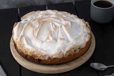 Rubarb kremalı turtası. Tahta bir masada kremalı pasta. Yüksek kalite fotoğraf