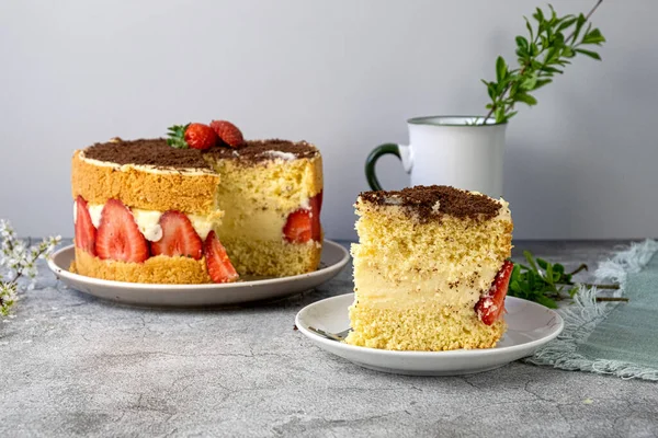 Fransız Fraisier Pastası. İki kat Genoise Süngeri, Diplomat Kremi, Çilek Reçeli ve Taze Çilek ile yapılmış meyveli kek. Yüksek kalite fotoğraf