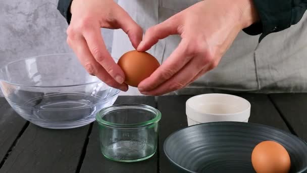 为了把蛋清和蛋黄分开开了一枪馅饼制造者在面包店里打碎鸡蛋 是的优质Fullhd影片 — 图库视频影像