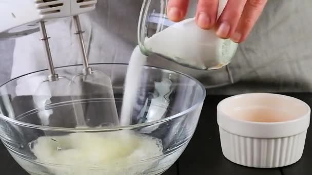 Bata Ovo Açúcar Misturador Creme Arejado Com Batedor Close Creme — Vídeo de Stock