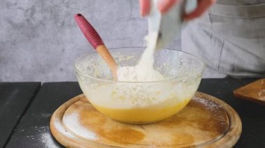 Pasta Hamuru 'nu hazırlıyorum. Bir kadının eli hamuru bir spatulayla karıştırır. Yüksek kaliteli FullHD görüntüler
