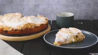 Masada kremalı pasta var. Kadın eli bir fincana kahve dolduruyor. Yüksek kaliteli FullHD görüntüler