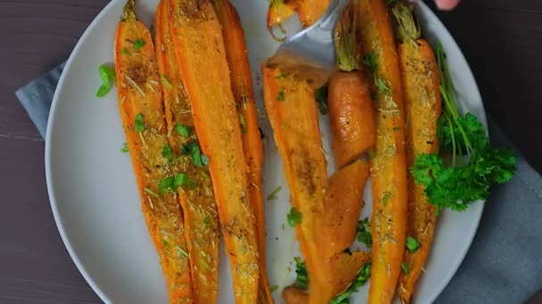 Испеченные Морковки Тарелке Высококачественные Fullhd Кадры — стоковое видео