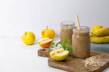Yulaf ezmeli elmalı muzlu smoothie. Yüksek kalite fotoğraf