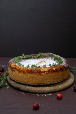 Kızılcıklı cheesecake. Noel pastası. Kırsal tarzda. Yüksek kalite fotoğraf