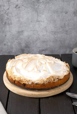 Kahverengi bir masada raventli kremalı pasta. Kırsal tarzda. Dikey fotoğraf. Yüksek kalite fotoğraf