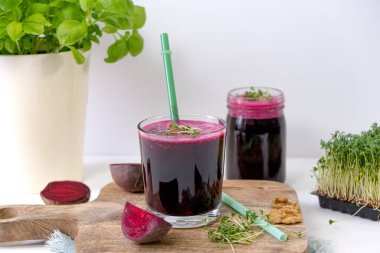 Pancar püresi. Fındıklı ve mikroyeşillikli pancar püresi. Yüksek kalite fotoğraf